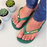 Havaianas Top Verde + Escrita Dourada + Borboleta Branca 