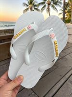 Havaianas Top Branco + Escrita Dourada + Flor Cerejeira