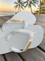 Havaianas Top Branco + Escrita Dourada + Flor Cerejeira