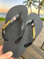 Havaianas Top Preto + Escrita Dourada + Flor Cerejeira