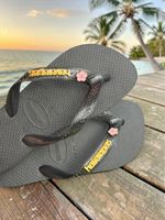 Havaianas Top Preto + Escrita Dourada + Flor Cerejeira