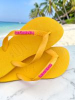 Havaianas Top Amarelo + Escrita Rosa Neon