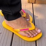 Havaianas Top Amarelo + Escrita Rosa Neon