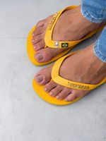 Havaianas Top Amarelo + Escrita Dourada + Bandeira Brasil e Tucano