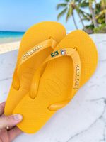 Havaianas Top Amarelo + Escrita Dourada + Bandeira Brasil e Tucano