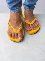 Havaianas Top Amarelo + Escrita Dourada + Bandeira Brasil e Tucano