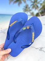 Havaianas Top Azul Naval + Escrita Dourada + Bandeira Brasil e Tucano
