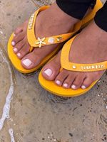 Havaianas Top Amarelo + Escrita Dourada + Estrela, Concha, Tartaruga e Ponto de Luz