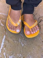 Havaianas Top Amarelo + Escrita Dourada + Estrela, Concha, Tartaruga e Ponto de Luz