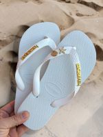 Havaianas Top Branco + Escrita Dourada + Concha e Estrela Peroladas