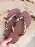 Havaianas Top Ferrugem + Escrita Dourada + Concha e Estrela Peroladas