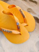 Havaianas Top Amarelo + Escrita Dourada + Concha e Estrela Peroladas