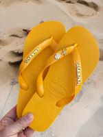 Havaianas Top Amarelo + Escrita Dourada + Concha e Estrela Peroladas