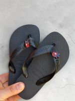 Havaianas Top Infantil Preta + Pingente Homem Aranha
