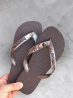 Havaianas Top Café + Escrita Marrom + Âncora, Tartaruga e Estrela Marrom