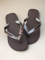 Havaianas Top Café + Escrita Marrom + Âncora, Tartaruga e Estrela Marrom