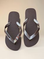 Havaianas Top Café + Escrita Marrom + Âncora, Tartaruga e Estrela Marrom