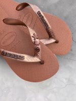 Havaianas Top Ferrugem + Escrita Marrom + Âncora, Tartaruga e Estrela Marrom