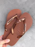 Havaianas Top Ferrugem + Escrita Marrom + Âncora, Tartaruga e Estrela Marrom