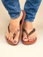 Havaianas Top Ferrugem + Escrita Marrom + Âncora, Tartaruga e Estrela Marrom