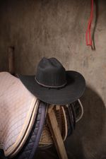 Chapéu Cowboy - Fita Camurça Tacha Dourada 