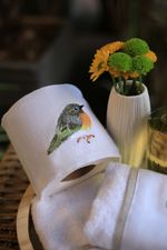 Porta papel higiênico branco com bordado de pássaro verde