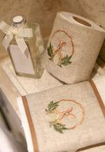 Toalha Lavabo Cru Bordada Basket Bunny