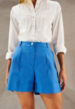 Short Sarja Colorida Com Pregas E Barra Dobrada
