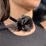 COLAR CHOKER FLOR MARIA CANELA PRETO        