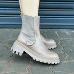 BOTA TRATORADA COURO CANO MÉDIO SCHUTZ  MOCACCINO 
