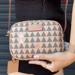 BOLSA SCHUTZ KATE NEW TRIANGLE AMENDOA S5001505150003
