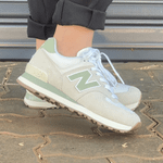 TENIS NEW BALANCE 574 NOBUCK BEGE / VERDE MUSGO