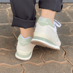 TENIS NEW BALANCE 574 NOBUCK BEGE / VERDE MUSGO