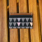 PORTA CARTAO SCHTUZ TRIANGLE PEQUENO PRETO