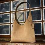BOLSA COACH BROOKLYN SHOULDER 28 SUEDE BEGE