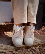 TÊNIS SCHUTZ ST 002 COURO OFF WHITE E DOURADO