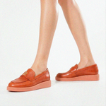 Mocassim  Schutz Bico Redondo Couro Camel