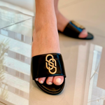 Sandália Schutz Rasteira Tira Larga Logo Preto