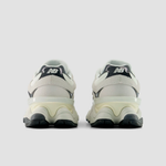 Tênis New Balance 9060 Off White com Detalhes