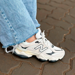 Tênis New Balance 9060 Off White com Detalhes