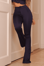 Calça Flare Básica com Bolsos Empina Bumbum Azul Marinho