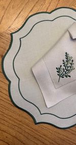 Jogo Americano Arabesco offwhite com bordado verde militar
