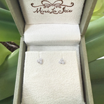 Brinco Três Brilhantes Bebê em Ouro Branco 18k