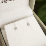 Brinco Flor com Brilhantes em Ouro Branco 18k para Bebês