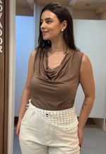 Blusa decote degagê Factory | marrom