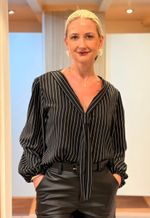 Blusa listrada decote v com gravata Byby | preto