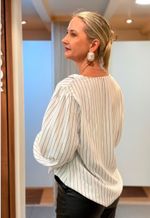 Blusa listrada decote v com gravata Byby | branco