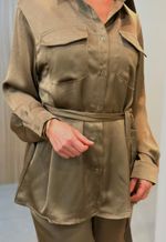 Conjunto cetim camisa com bolsos frontais e amarração na cintura calça reta Sm | bronze