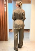 Conjunto cetim camisa com bolsos frontais e amarração na cintura calça reta Sm | bronze
