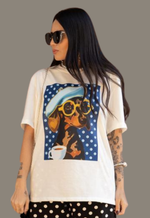 T-shirt over salsisha dog com boina Justa Moda | off white